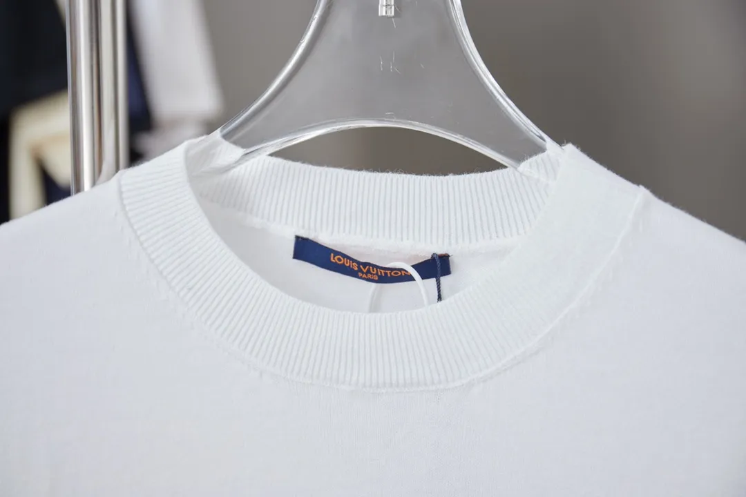 🅿️240 LV Louis 25ss spring and summer new style Mount Fuji jacquard knitted short-sleeved light luxury essential item for daily commuting for men and women Correct version Welcome to compare Detailed features · Made of high-viscosity cotton material, high count cotton is added, dry and avoid stuffiness · Using exquisite embroidery and intarsia technology, it shows a bag with Monogram pattern placed on the top of a mountain, dotted with blooming cherry blossoms and brand logo · Threaded neckline · Original main mark, washed tag, branded moisture-proof paper packaging Color: White Size: S/M/L/XL